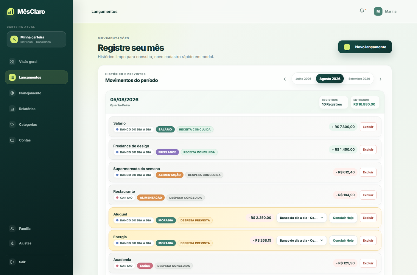 Lista de lançamentos do mês agrupada por dia, com categoria, conta e status.